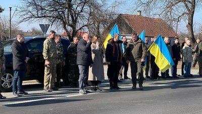 Прощаються з українським захисником. У Стрийській громаді на Львівщині оголосили День жалоби Прощаються з українським захисником. У Стрийській громаді на Львівщині оголосили День жалоби