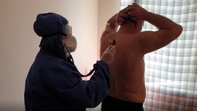 Лікарка-пульмонолог Мар'яна Косова-Дмитрієва близько трьох місяців лікує хворих на COVID-19 у Центрі легеневих хвороб в Ужгороді. Лікарка-пульмонолог Мар'яна Косова-Дмитрієва близько трьох місяців лікує хворих на COVID-19 у Центрі легеневих хвороб в Ужгороді.