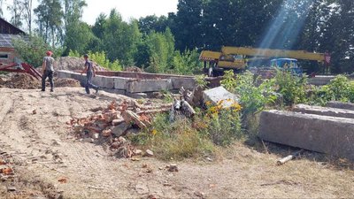 У громаді на Житомирщині батьки учнів ліцею та вчителі побудували шкільне укриття У громаді на Житомирщині батьки учнів ліцею та вчителі побудували шкільне укриття