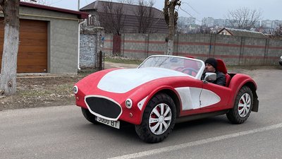 Шота Ішхнелі їде у створеному ним електричному кабріолеті. Чоловік займається таким гобі вже 15 років Шота Ішхнелі їде у створеному ним електричному кабріолеті. Чоловік займається таким гобі вже 15 років