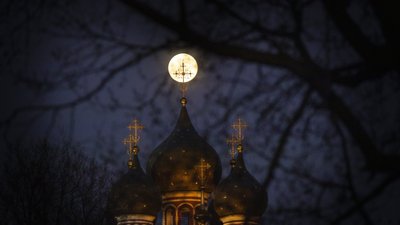 Над Землею піднявся Квітковий Місяць. Як він виглядав з різних куточків світу