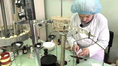 Провізорка з Чернівців пів століття робить ліки вручну. СУСПІЛЬНЕ І ВІДЕОНОВИНИ Провізорка з Чернівців пів століття робить ліки вручну. СУСПІЛЬНЕ І ВІДЕОНОВИНИ