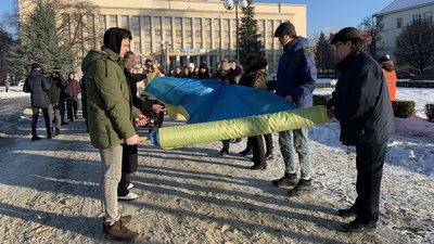 До Дня Соборності України в Ужгороді розгорнули 100-метровий державний прапор До Дня Соборності України в Ужгороді розгорнули 100-метровий державний прапор