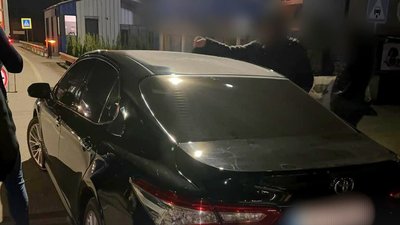 На Закарпатті затримали правоохоронця за підозрою у переправленні чоловіків через кордон На Закарпатті затримали правоохоронця за підозрою у переправленні чоловіків через кордон