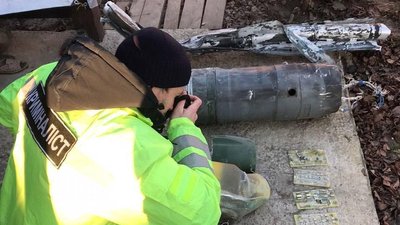 Обстріл складу з піротехнікою: слідчі знайшли частину від РСЗВ біля станції метро у Харкові Обстріл складу з піротехнікою: слідчі знайшли частину від РСЗВ біля станції метро у Харкові