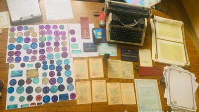 На Івано-Франківщині поліцейські затримали трьох людей, які підробляли документи