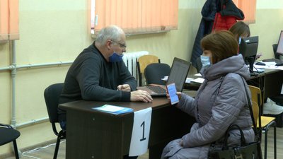 Вакцинація проти COVID-19: як щепленим франківцям допомагають отримати сертифікат в додатку "Дія" Вакцинація проти COVID-19: як щепленим франківцям допомагають отримати сертифікат в додатку "Дія"