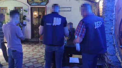 На Тернопільщині працівники ДБР затримали заступника військового комісара На Тернопільщині працівники ДБР затримали заступника військового комісара