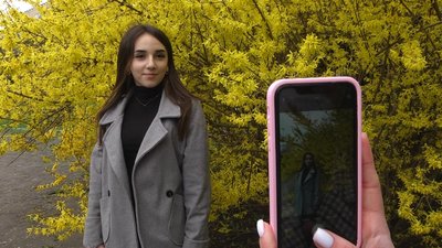 Студенти полюбляють фотографуватись біля жовтих кущів форзиції Студенти полюбляють фотографуватись біля жовтих кущів форзиції