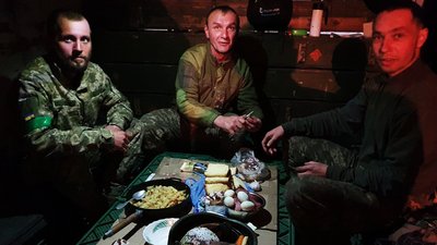 Замість кошика — шолом: бійці 128-ї Закарпатської бригади показали як відзначають Великдень Замість кошика — шолом: бійці 128-ї Закарпатської бригади показали як відзначають Великдень