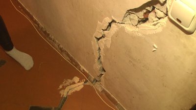 Впродовж останніх двох років тріщини у будинку почали швидко збільшуватися Впродовж останніх двох років тріщини у будинку почали швидко збільшуватися