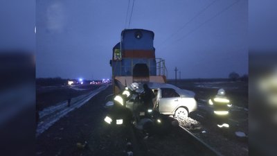 Біля Долинської потяг зіштовхнувся з машиною Біля Долинської потяг зіштовхнувся з машиною