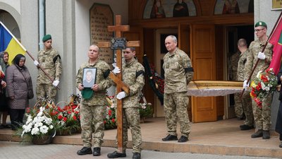 У Мукачеві попрощалися із загиблим на війні Володимиром Фраткіним У Мукачеві попрощалися із загиблим на війні Володимиром Фраткіним