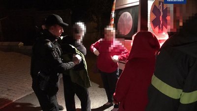 Чоловіка, який ножем поранив рівнянина, копи затримували із застосуванням сили (ФОТО) Чоловіка, який ножем поранив рівнянина, копи затримували із застосуванням сили (ФОТО)