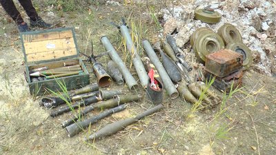 "Тут є все, що заборонено Женевською конвенцією" — піротехники про розмінування Донеччини