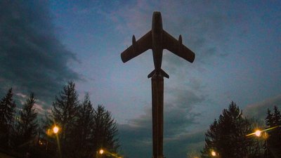 У Тернополі демонтували радянський літак У Тернополі демонтували радянський літак