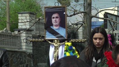 У Житомирі попрощалися з військовим 13 окремого десантно-штурмового батальйону Дмитром Надолинським У Житомирі попрощалися з військовим 13 окремого десантно-штурмового батальйону Дмитром Надолинським