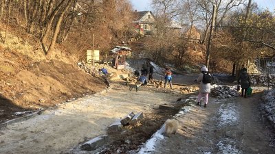 Жителі Тернопільщини самостійно відновлюють дорогу Жителі Тернопільщини самостійно відновлюють дорогу