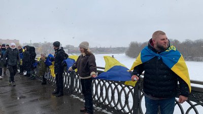 День Соборності в Україні. Вінничани створили живий "Ланцюг Єднання" на Центральному мосту