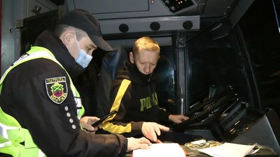 У Запоріжжі громадський транспорт перевіряють на дотримання карантинних норм У Запоріжжі громадський транспорт перевіряють на дотримання карантинних норм