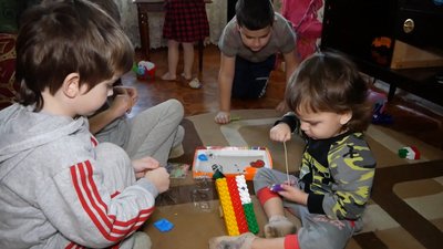 "Ми в підвалі сиділи, потім виїхали". Багатодітна родина із Дебальцевого переселилась до Часів Яру "Ми в підвалі сиділи, потім виїхали". Багатодітна родина із Дебальцевого переселилась до Часів Яру