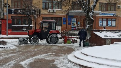 Снігопад у Вінниці: як комунальники прибирають місто Снігопад у Вінниці: як комунальники прибирають місто