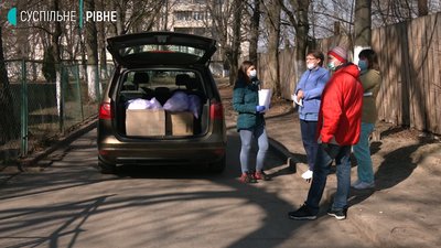 Волонтери допомагають із засобами захисту для медиків