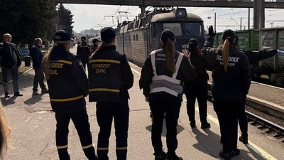 Приїхали 14 людей: евакуаційний потяг із Донеччини прибув на Рівненщину Приїхали 14 людей: евакуаційний потяг із Донеччини прибув на Рівненщину