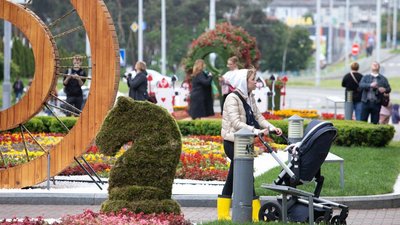 Аліса в країні див. У київському парку відкрили нову квіткову виставку Аліса в країні див. У київському парку відкрили нову квіткову виставку