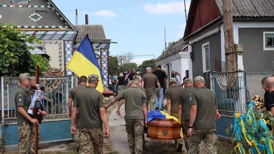 На фото церемонія прощання із полеглим на війні Миколою Ковалішеним. На фото церемонія прощання із полеглим на війні Миколою Ковалішеним.