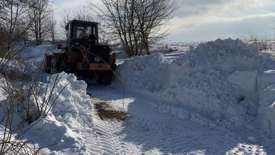 Замети у понад два метри. У Тлумацькій громаді продовжують розчищати дороги Замети у понад два метри. У Тлумацькій громаді продовжують розчищати дороги
