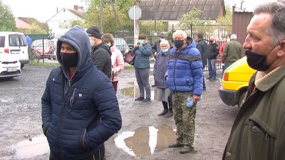 Покупцям вимірюють температуру, прилавки дезинфікують. Як працює один з ринків на Волині Покупцям вимірюють температуру, прилавки дезинфікують. Як працює один з ринків на Волині