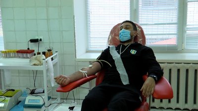 У Житомирі працівники місцевого ФК "Полісся" разом із тренером команди прийшли здавати кров У Житомирі працівники місцевого ФК "Полісся" разом із тренером команди прийшли здавати кров