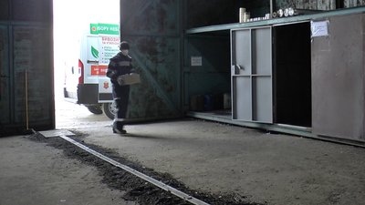 З екобусу відходи привозять на склад З екобусу відходи привозять на склад