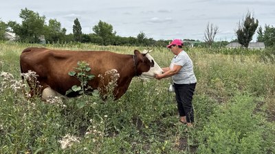Ніна зі своєю коровою Красунею