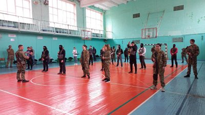 У Полтаві організовують безплатні заняття, де вчать поводитися зі зброєю У Полтаві організовують безплатні заняття, де вчать поводитися зі зброєю