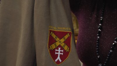 На деяких сорочках вишивають шеврони. На деяких сорочках вишивають шеврони.