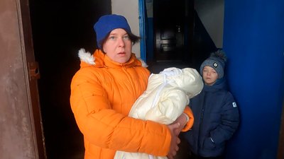 Поліцейські евакуюють людей з лінії фронту Поліцейські евакуюють людей з лінії фронту