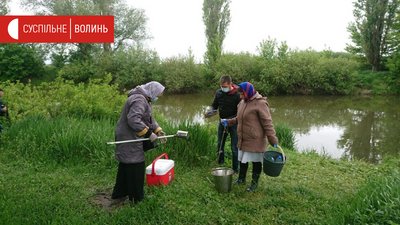 Під Луцьком селяни скаржаться на забруднення річки. Екологи перевіряють