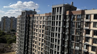 Відновлений фасад будинку на вулиці Прохоровській в Одесі, пошкодженого обстрілом РФ