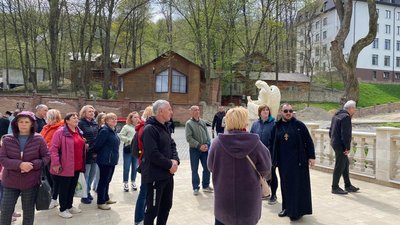Переселенці з Луганщини побували на екскурсії в Заздрості та Зарваниці Переселенці з Луганщини побували на екскурсії в Заздрості та Зарваниці
