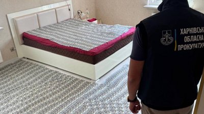 Гроші на ліжку і підлозі