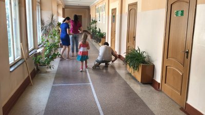 В коридорах ліцею № 21 працівники наклеюють розмітку