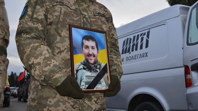 На Тернопільщині в останню дорогу провели військового