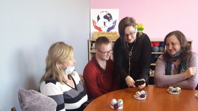 У Житомирі діти з інвалідністю разом з матерями вчилися прикрашати великодні яйця еко-декупажем У Житомирі діти з інвалідністю разом з матерями вчилися прикрашати великодні яйця еко-декупажем