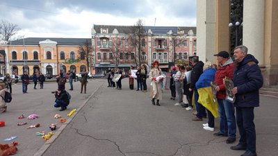 У Полтаві влаштували акцію на підтримку жителів Маріуполя та військових, які боронять місто У Полтаві влаштували акцію на підтримку жителів Маріуполя та військових, які боронять місто