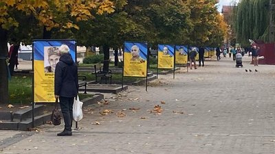 В місті на Волині встановили банери зі світлинами загиблих у війні з Росією захисників