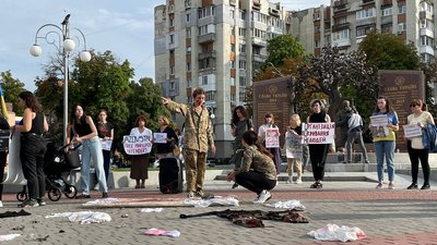 "Не мовчати — наша єдина зброя": у Черкасах відбувся мітинг через убивство полонених в Оленівці "Не мовчати — наша єдина зброя": у Черкасах відбувся мітинг через убивство полонених в Оленівці