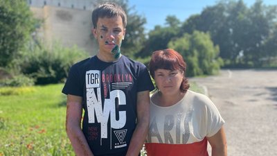 "Ма, я хочу жити, спаси": чому на Сумщині не ремонтують під'їзд до дитячої обласної лікарні "Ма, я хочу жити, спаси": чому на Сумщині не ремонтують під'їзд до дитячої обласної лікарні