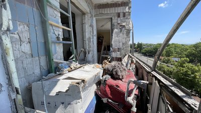 Херсон, обстріляний будинок